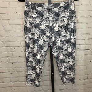 Free Motion Printed Cropped Leggings